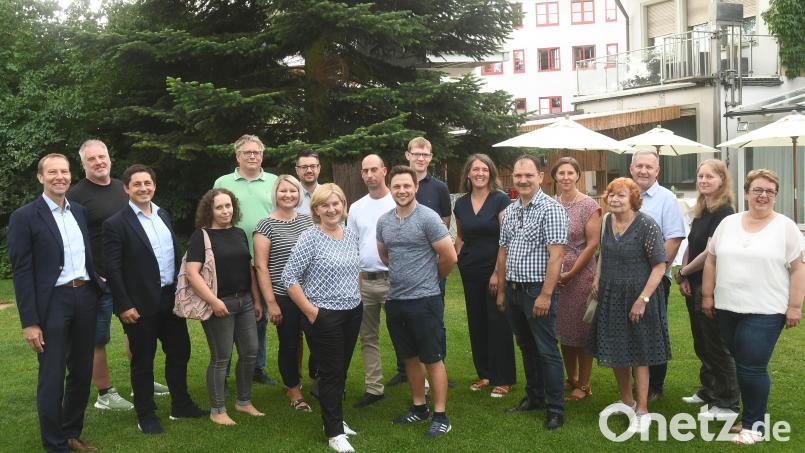 NT-Mitarbeiterehrung im Hotel &quot;Heimat&quot; in Weiden. Von links: Geschäftsführer Thomas Maul, Holger Gollwitzer, Kaufmännischer Leiter Johannes Zettl, Eva Semmelmann, Florian Panzer, Jessica Przetak, Fabian Leeb, Ingrid Voigt, Christian Noss, Ludwig Schwanitz, Martin Maier, Elisabeth Schätzler, Jürgen Frieser, Geschäftsführende Verlegerin Viola Vogelsang-Reichl, Verlegerin Bärbel Panzer, Betriebsräte Thomas Amann und Kathi Frischholz, Claudia Hartmann. Bild: Gabi Schönberger