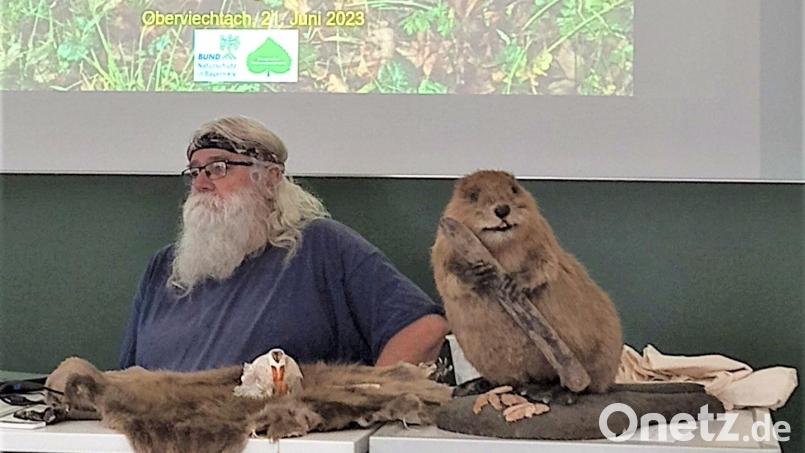 Gerhard Schwab vom BUND Naturschutz berichtete von der Wiederansiedlung des Bibers in Bayern. Bild: Klug/exb