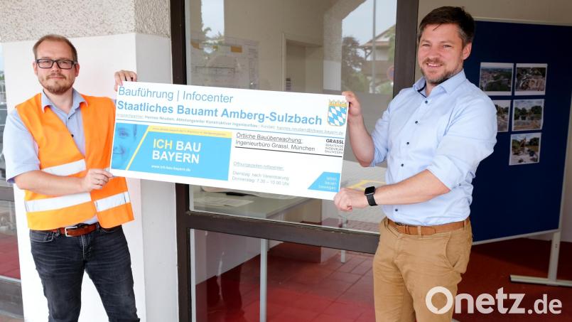 Hannes Neudam und Bürgermeister Peter Neumeier eröffneten das Infocenter zum Brückenbau in Schwarzenfeld. Bild: mab