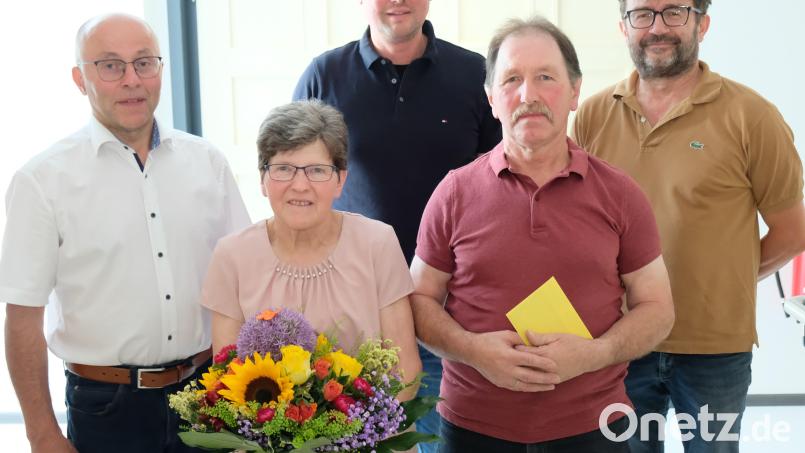 Nach 30 Jahren als Wasserwart der Seitenthaler Gruppe verabschiedet Zweckverbandsvorsitzender Benjamin Roder (Bildmitte) Alfons Höllerl (Zweiter von rechts) in den Ruhestand. Auch die Bürgermeister Albert Nickl und Wolfgang Haberberger sagen im Namen der Gemeinden Speinshart und Neustadt am Kulm Danke. Bild: do