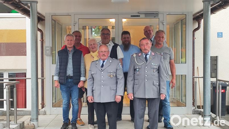 Maximilian Pinzer, Bernhard Heindl, Günther Bäthe, Markus Schmidt (hinten von links), Josef Birkner, Resi Zeitler, Michael Pinzer (mittlere Reihe von links), Ernst Ludwig und Vorsitzender Karl Reger (vorne von links) vor dem Eingang der umgestalteten Grundschulturnhalle. Bild: Andreas Reger/exb