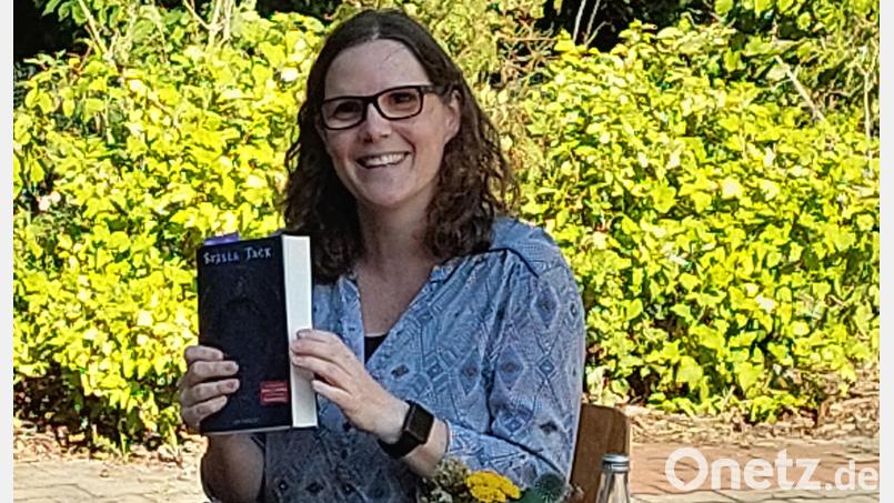 Mehr als nur ein schöner Sommerabend war die Buchvorstellung des Frauenbundes im Grünen Klassenzimmer der Mittelschule in Ensdorf von Stefanie Erben mit kleinen Einblicken in verschiedene aktuelle Bücher Bild: bö