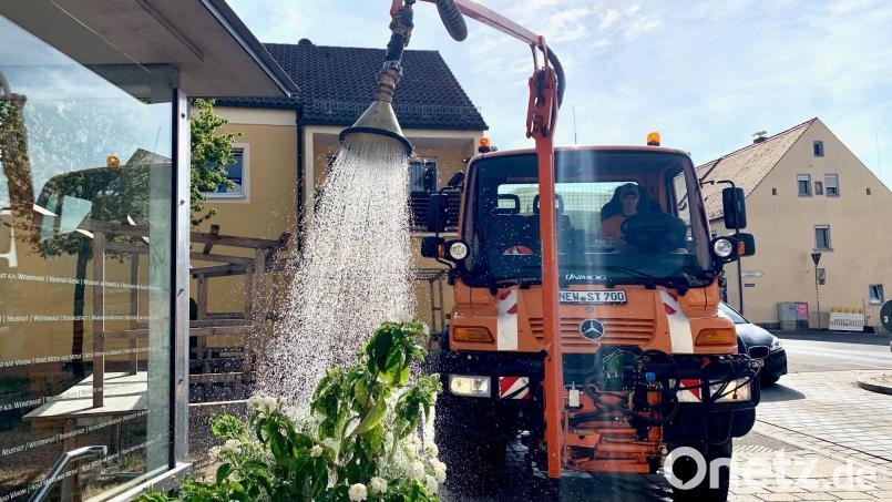 Für eine Volldusche am Morgen sorgt der Tankwagen des Neustädter Bauhofs samt beweglichem Gießarm. Bei den Temperaturen rückt das Fahrzeug wesentlich häufiger aus als sonst. Bild: Gabi Schönberger