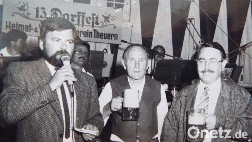 Aus dem Jahr 1990: Der Heimat- und Verkehrsverein Theuern feiert sein 13. Dorffest mit dem damaligen Vorsitzenden Willi Wittmann, Vorstand Albert Breitkopf und Braumeister Franz Hecht (von links). Archivbild: e