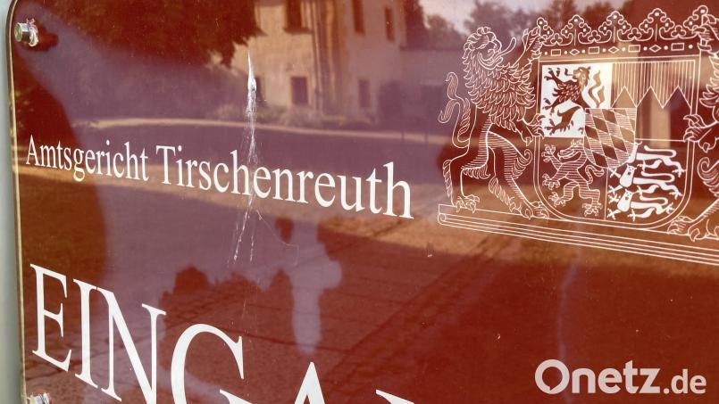 Ein ehemaliger Jugendtrainer aus dem Landkreis Tirschenreuth stand wegen Vorwürfe der sexuellen Übergriffe vor Gericht. Nun ist ein Urteil gefallen. Bild: jut