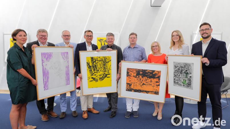Echte Baselitz-Grafiken mit den Sponsoren der Ausstellung. Von links: Viola Vogelsang-Reichl (Oberpfalz-Medien), Oberbürgermeister Michael Cerny, Frank Backowies (Stadtwerke), Stadtkämmerer Jens Wein, Karlheinz Brandelik (Wirtschaftsförderung), Maximilian Hahn (Stadtbau), Kathrin Schmidt (Sparkasse Amberg-Sulzbach), ACC-Geschäftsführerin Erika Sauerwein und Bastian Gottswinter (OTV). Bild: Wolfgang Steinbacher