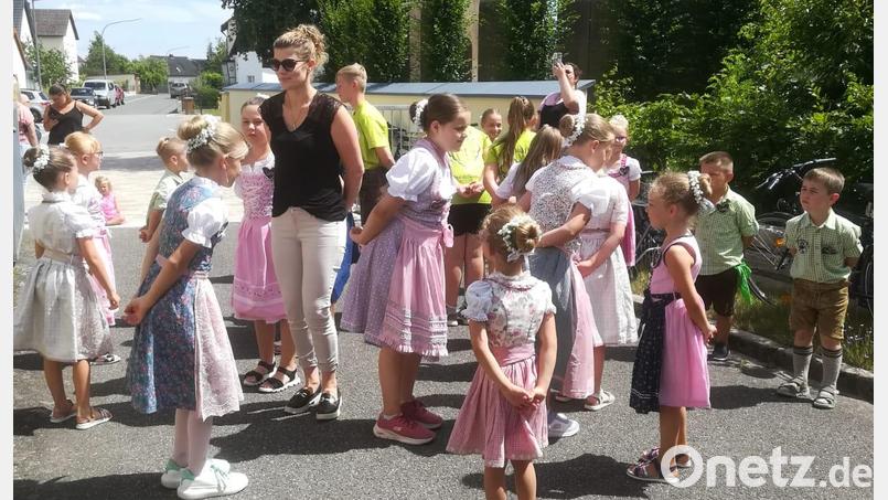 Die Kindergruppe des Kirwavereins erfreut unter Leitung von Stefanie Ascherl mit Tänzen Bild: bk