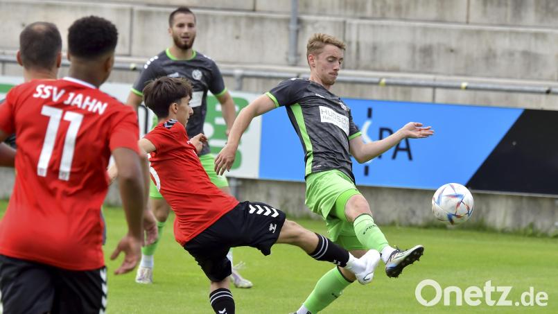 Die Serie von Testspielen wie hier gegen die U19-Mannschaft des SSV Jahn Regensburg ist beendet, jetzt wird es ernst für die DJK Gebenbach (im Bild rechts Luca Reiß). Erst im Pokal, eine Woche später dann in der Bayernliga. Archivbild: Hubert Ziegler