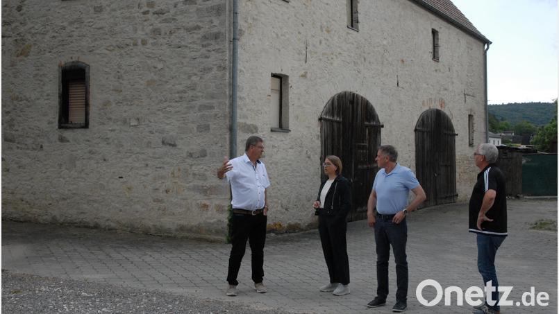 Bürgermeister Peter Braun, Bundestagabgeordnete Susanne Hierl, 3. Bürgermeister Mathias Huger und 2. Bürgermeister Martin Bauer (von links) vor dem Theaterstadel. Bild: pop