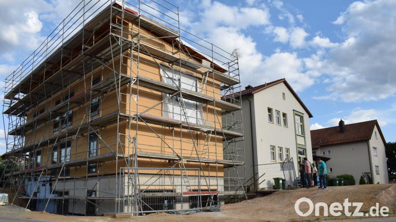 Der Erweiterungsbau des Landkindergartens Trausnitz steht vor der Fertigstellung. Ab September 2023 sollen die ersten Kinder einziehen. Bild: bnr