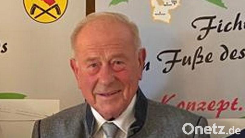 Ehrenbürger Günther König (Zweiter von rechts) konnte seinen 80. Geburtstag feiern. Glückwünsche überbrachten bei einem Empfang im Rathaus Zweiter Bürgermeister Oliver Becher, Dritte Bürgermeisterin Erni Bühl sowie Bürgermeister Peter König (von links). Bild: Gemeinde Neusorg/exb