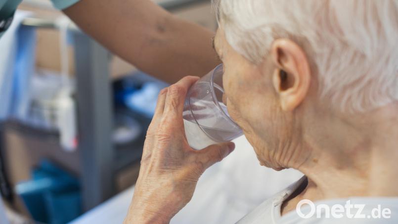 Für viele Senioren ist es schwierig, genug zu trinken. Bei Hitze kann das allerdings gefährlich werden. Bild: Jana Bauch / dpa