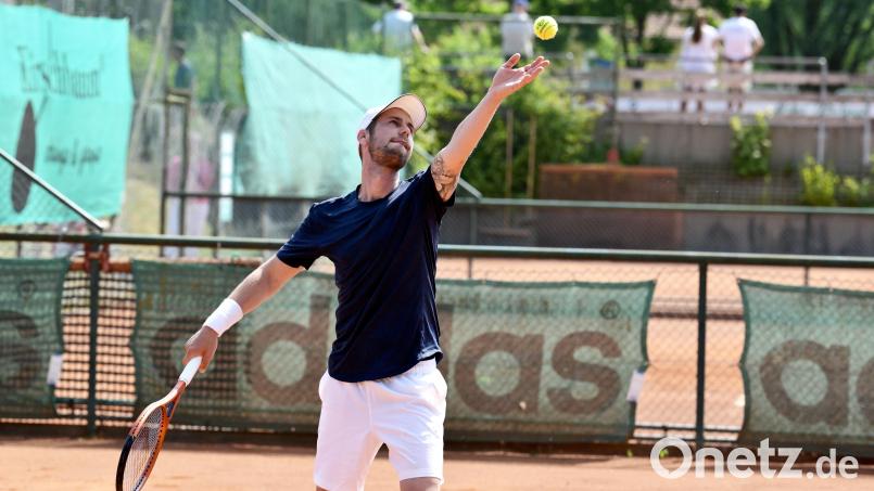 Pascal Brunner vom TC Amberg am Schanzl beim Aufschlag. Bild: Hubert Ziegler