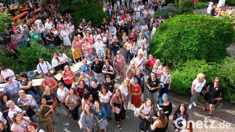 Das Ehemaligenfest der Dr.-Johanna-Decker-Schulen, das in diesem Jahr zum ersten Mal stattfand, zog über 500 Besucherinnen an. Nur ein Teil von ihnen passte auf das Foto. Bild: Peter Ringeisen/exb