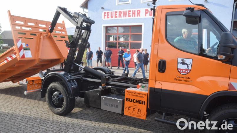 Gemeinderat und Zuhörer lassen sich die Funktionen des neuen Püchersreuther Bauhof-Fahrzeugs demonstrieren. Bild: fz