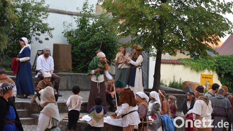 Eine Schaustellerin erzählt auf dem Markt rund 20 Jahre nach den Hussenkriegen, von dem bösen Drachen, der die Oberpfälzer überfiel. Der Drache war ein Symbol für Hussiten. Bild: wpt