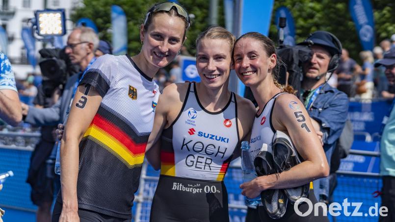 Marlene Gomez-Göggel (rechts) freut sich mit Annika Koch (mitte) und Anabel Knoll (links) über den direkten Finaleinzug bei der Triathlon-WM in Hamburg. Bild: DTU/Henning Angerer