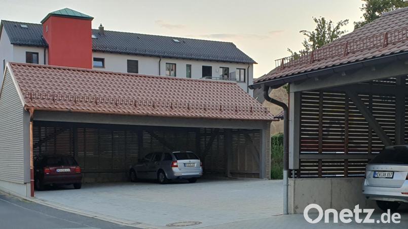 Rechtzeitig zum 40. Geburtstag ist das Carport für die Autos der Schwestern der Sozialstaion fertig geworden. Bild: mas
