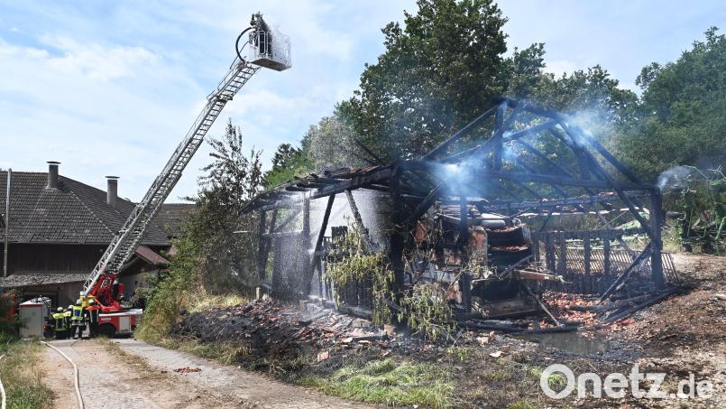 Nur ein Gerippe aus qualmenden, verkohlten Balken ist von der Scheune in Schmalnohe übriggeblieben. Bild: gf