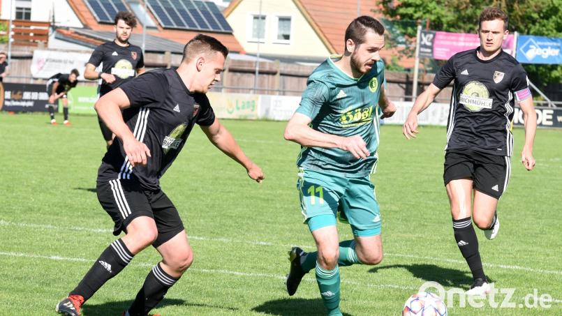 Der SV Mitterteich (Marco Kießling/grünes Trikot) bestreitet am Sonntag, 16. Juli, sein letztes Vorbereitungsspiel. Um 16 Uhr ist der TB 03 Roding zu Gast. Archivbild: Gebert