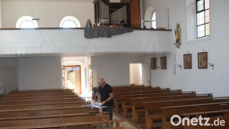 Die dunklen Beichtstühle unter der Empore sind verschwunden. Hier wird noch an der Orgel gearbeitet. Die überarbeiteten Kirchenbänke sollen künftig mehr Wärme ausstrahlen. Bild: fz
