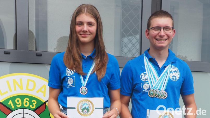 Die bei den bayerischen Meisterschaften erfolgreichen Mähringer Jungschützen mit ihren Medaillen: Vanessa Kaiser und Florian Beer. Bild: Linda Mähring/exb