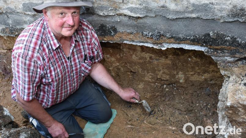 Magnus Wintergerst ist Archäologe. In diesen Tagen untersucht er die freigelegten Bodenschichten und die Grundmauer an der Nordseite der Kirche St. Marien nach Auffälligkeiten. Er hat mehrere Skelette, wie er sagt vermutlich aus dem 16 und 17. Jahrhundert, entdeckt. Sie werden wieder zugeschüttet und verbleiben im Boden. Bild: Stephan Huber