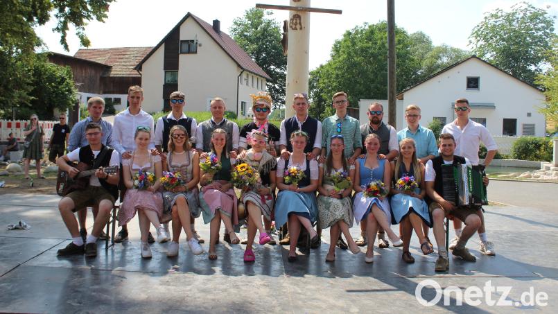 Die Adlholzer Kirwapaare freuten sich mit ihrem neuen Oberkirwapaar Jana Rittner und Tobias Siegler (in der Bildmitte), den beiden Kirwawirten sowie den Musikanten über eine gelungene Kirwa 2023. Bild: I. Rauscher/exb