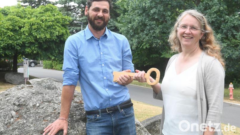 Den Schlüssel, den Hannelore Haberzett bekam, als sie 2004 das Kinderhaus St. Elisabeth in Windischeschenbach übernahm, gibt sie nun an ihren Nachfolger Peter Wasel weiter. Bild: Gabi Schönberger
