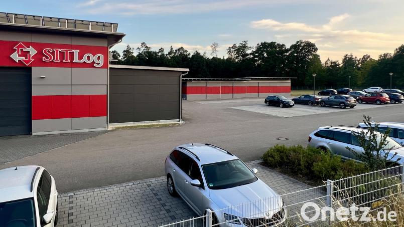 Auf dem Gelände der Firma Sitlog sollen mehr als hundert Parkbuchten entstehen, die von Photovoltaik-Anlagen überdacht sind. Der Gemeinderat ist sehr angetan von den Plänen. Bild: Eichl