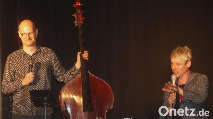 Zum Live-Talk mit Musik hatte Sven Faller (links) diesmal den Rock-Sänger Markus Engelstädter (rechts) zu Gast. Bild: Hirsch