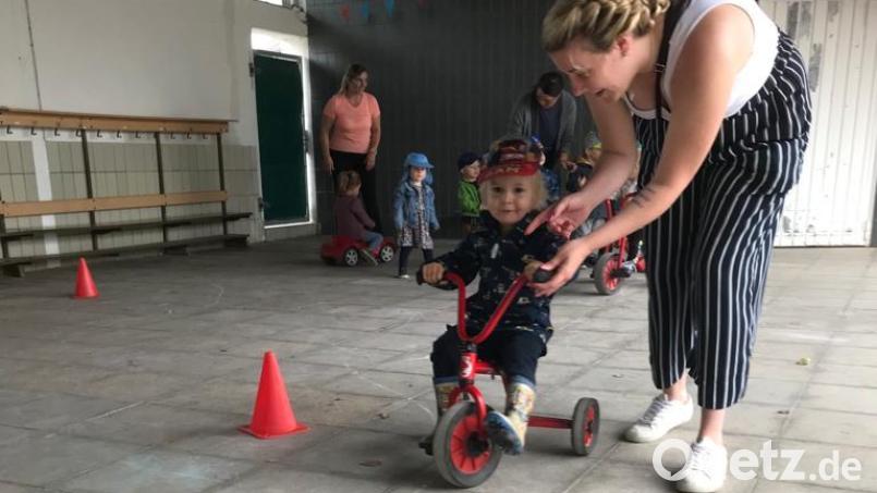 An verschiedenen Stationen haben die Kinder ihren Spaß. Bild: sei