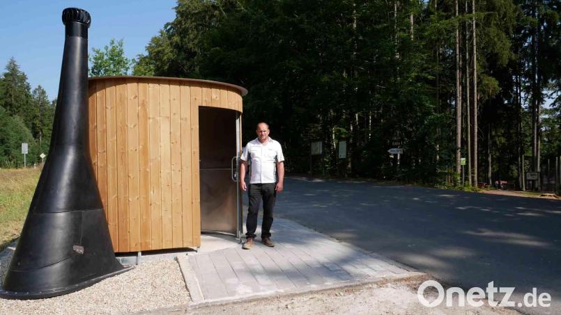 Zweiter Bürgermeister Thomas Kleber begutachtet die neue öffentliche Toilette am Wildpark. Bild: gz