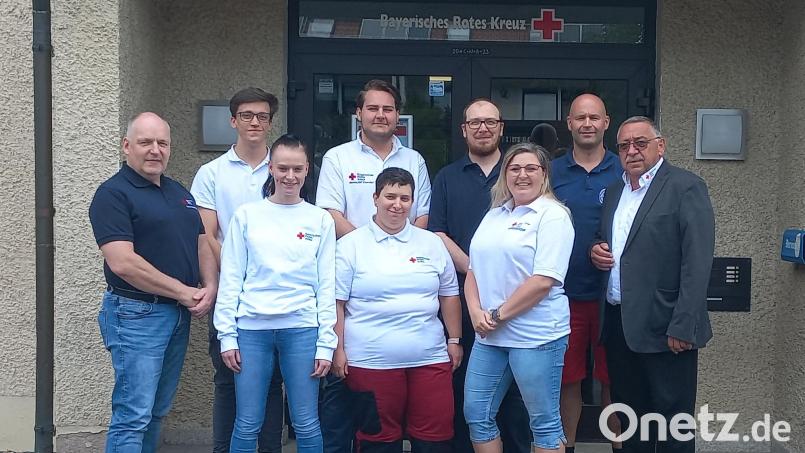 BRK-Ausbildungsleiter Richard Wagner (rechts) und Lehrgangsleiter Jürgen Köhl (links) mit den neuen Erste-Hilfe-Ausbildern Lukas Gallasch, Christina Lehner, Tom Würner, Nicole Schmid, Karsten Friedrich, Tina Schmidkonz und Andreas Wolf (von links). Bild: BRK Kreisverband Tirschenreuth/exb