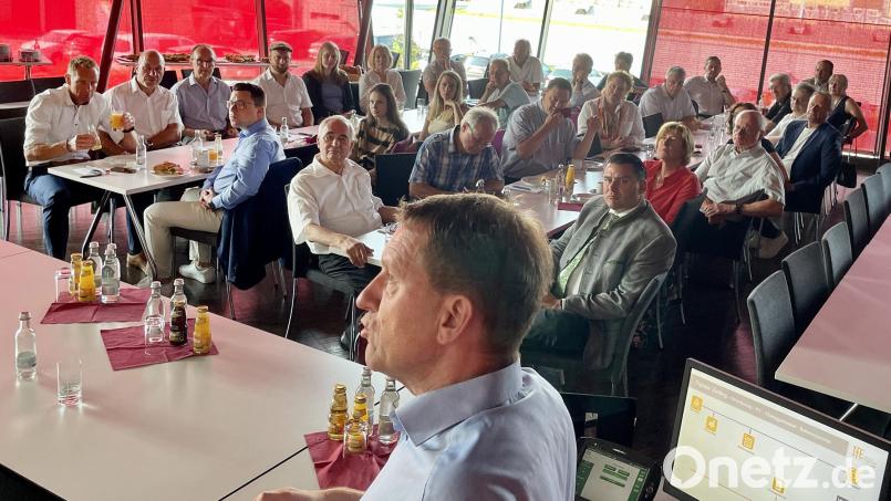 Energieexperte Professor Markus Brautsch von der OTH Amberg-Weiden erläuterte, welche Herausforderungen die Menschheit durch die Transformation des Energiesektors erwarte. Bild: Götz