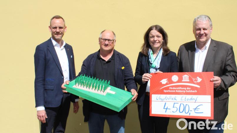 Über die finanzielle Unterstützung freuten sich Ideengeber Wilhelm Koch (Zweiter von links), Stiftungsratsvorsitzender Thomas Pickel und die Stiftungsratsmitglieder Sonja Kalb sowie Landrat Richard Reisinger (von links). Bild: Kathrin Schmidt/exb