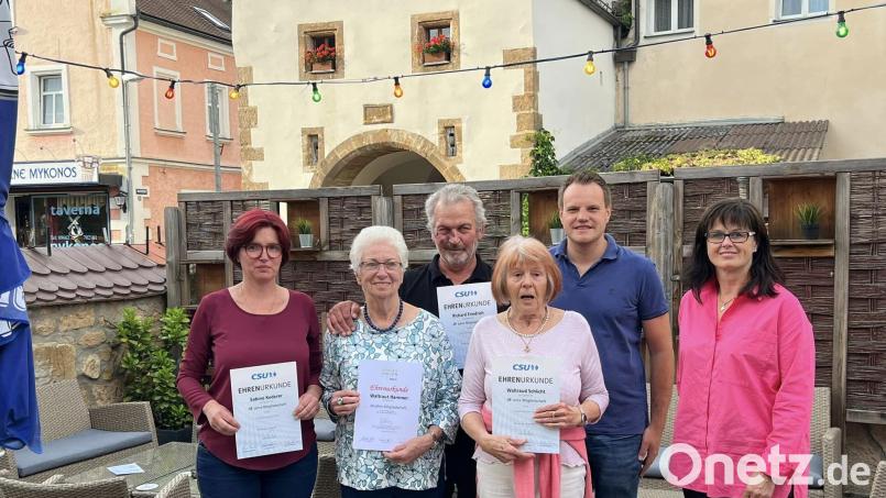 Vilsecks CSU-Ortsvorsitzender Jonas Dittrich (Zweiter von rechts) konnte beim alljährlichen Sommerfest zusammen mit Birgit Barth (links) verdiente Mitglieder ehren. Bild: Jonas Dittrich/exb