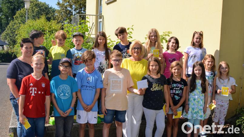 Die Hirschauer Kommunionkinder bei der Geldübergabe an Petra Waldhauser von der Selbsthilfegruppe (Mitte). Bild: fdl