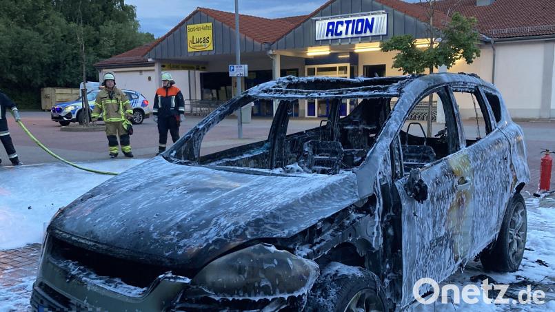 Der Ford brannte auf dem Parkplatz in Marktredwitz komplett aus. Bild: Polizeiinspektion Marktredwitz