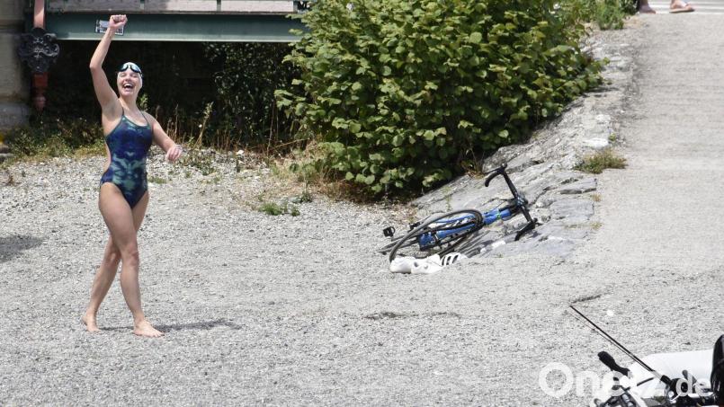 Jubel am Ziel: Simone Bayer bedankt sich nach erfolgreicher Bodensee-Breitenquerung mit geballter Faust beim Begleitboot. Bild: Oliver Halder