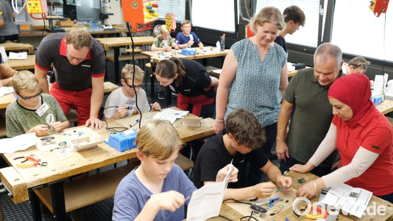 Ausbilder der Firma Horsch mit Schulleiter und Lehrerin zeigen sich überrascht vom Wissensdrang beim Thema Technik. Bild: Bäumler/exb