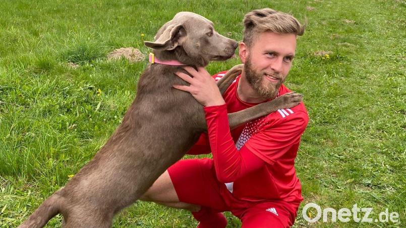 Fußball und Hündin &quot;Lola&quot; sind die wichtigsten Hobbys von Felix Frank. Bild: A. Schwarzmeier