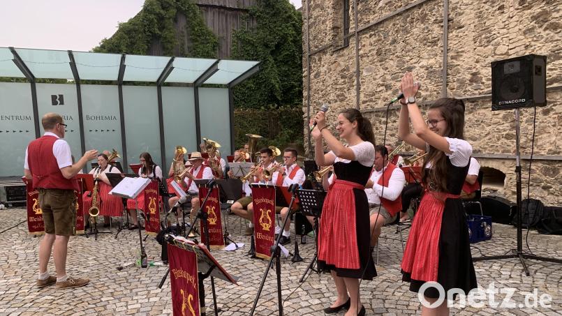 Viel Applaus bekamen die Musiker der Blaskapelle Weiding bei den Abendklängen in Schönsee. Bild: Stadt Schönsee/exb