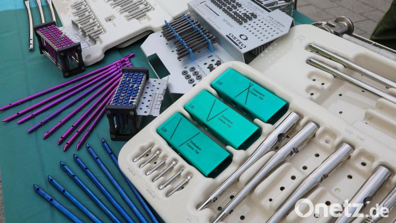 Dieses Material aus Titan und Stahl wird zum Beispiel bei Knochenbrüchen im Körper verbaut. Die Unfallchirurgie am Klinikum St. Marien spendete Implantate und Osteosynthesematerial an die AG Ukrainehilfe Regensburg im Wert von 30.000 Euro. Bild: Wolfgang Steinbacher