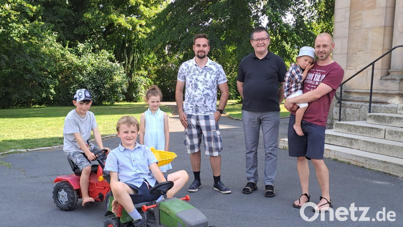 Drei Teilnehmer, drei Gewinner: Leonhard Popp, Ludwig Höss und Agnes Popp (von links) haben am Kinderbulldogrennen in Mehlmeisel teilgenommen. Es gratulierten (von links) Markus Hautmann, Pfarrer Ferdinand Weinberger und Johannes Popp. Bild: gis