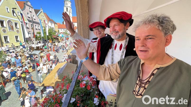 Marktbürgermeister Karl Beer, Bürgermeister Frank Zeitler und Josef Holecek, Bürgermeister von Horsovsky Tyn, grüßen das Volk zum Auftakt des Mittelalterlichen Marktes in Nabburg. Bild:  Götz