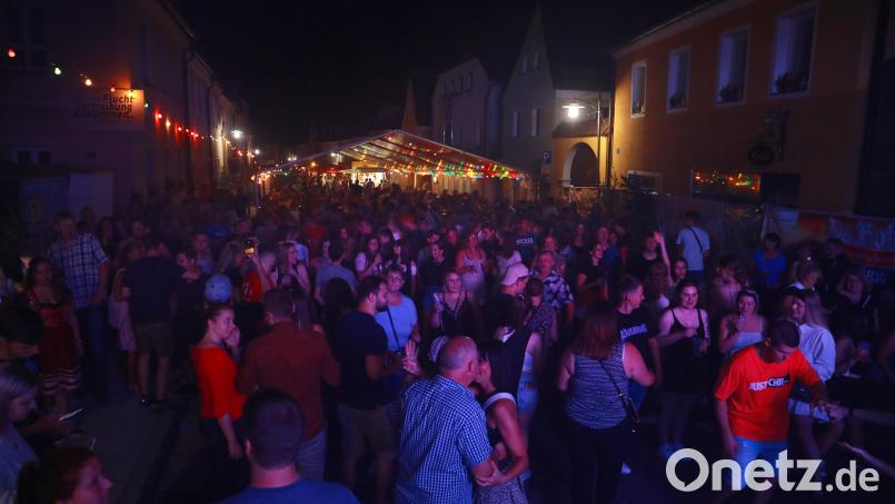 Beim Auftritt der Band „X-Zeit“ war die Bräugasse eine einige Tanzfläche. Bild: njn