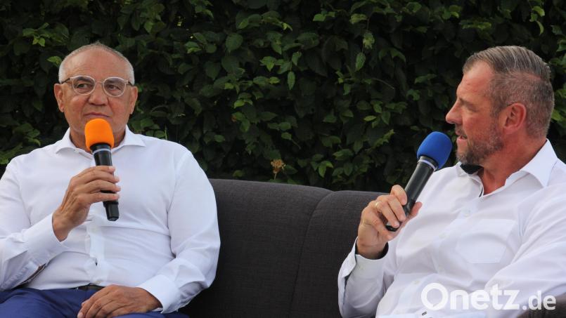 Auf dem schwarzen Kanapee: Felix Magath (links) und Huberth Rosner. Bild: kro