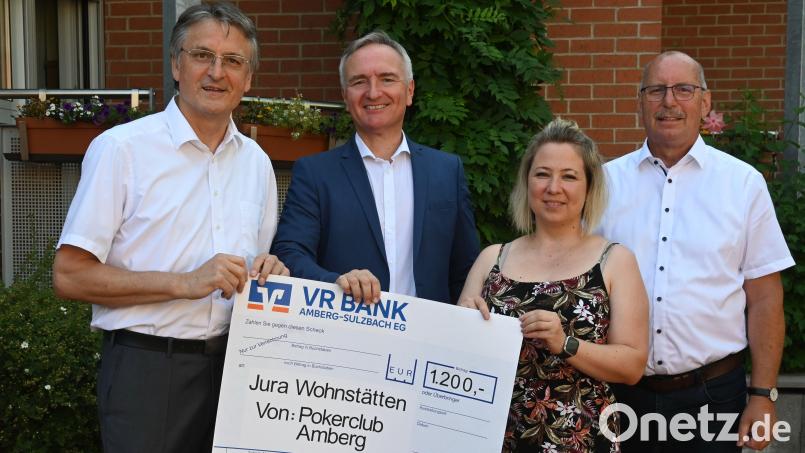 Nach dem Poker-Turnier fließen 1200 Euro als Spende an die Jura-Wohnstätten. Von links: Erwin Stangl, Harald Schwartz, Caroline Pirner und Eduard Freisinger. Bild: gf
