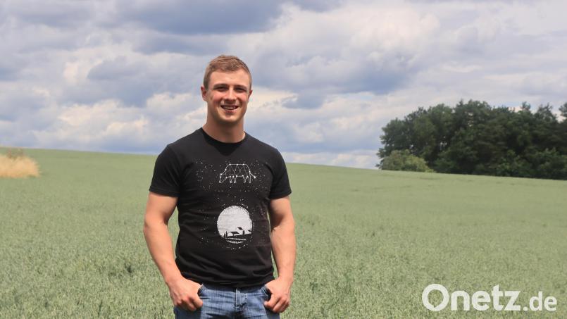 Junglandwirt Nikolai Rupprecht in seinem Haferfeld. Bild: olr